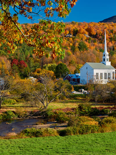 iconic-new-england-church-in-stowe-town-at-autumn-2026